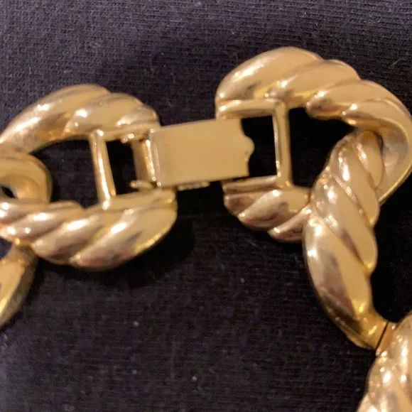 Gold tone chunky necklace - Picture 3 of 4